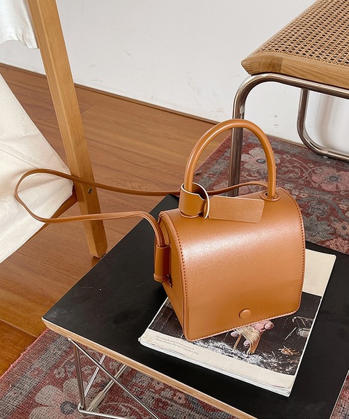 LA VORAGINE(ラ ヴォラジネ)の「ボックスデザイン ショルダーバッグ/ハンドバッグ(ショルダーバッグ・レディース・ブラック/ブラウン/ライトブラウン・FREE)」の2枚目の写真