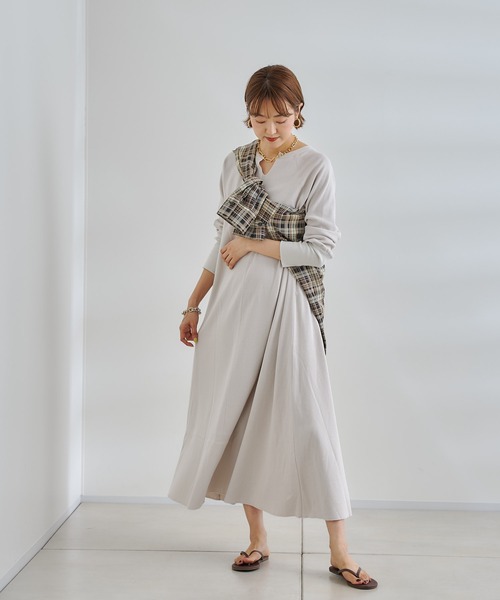 DouDou（ドゥドゥ）の「バックスリット変わり織ワンピース（ワンピース・レディース・ブラック/グレイッシュベージュ・FREE）」の6枚目の写真