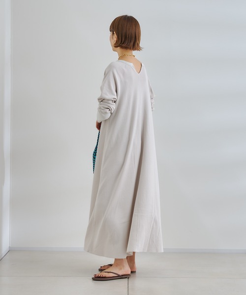 DouDou（ドゥドゥ）の「バックスリット変わり織ワンピース（ワンピース・レディース・ブラック/グレイッシュベージュ・FREE）」の14枚目の写真