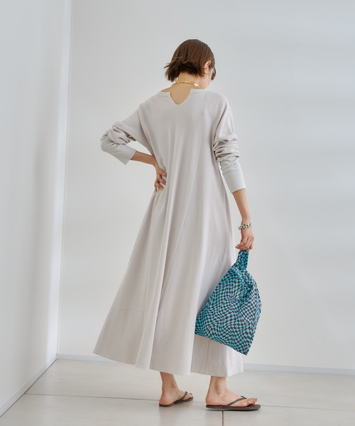 DouDou（ドゥドゥ）の「バックスリット変わり織ワンピース（ワンピース・レディース・ブラック/グレイッシュベージュ・FREE）」の8枚目の写真