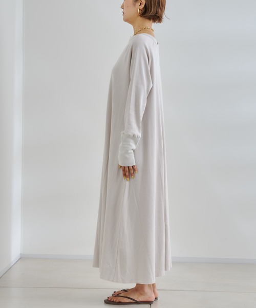 DouDou（ドゥドゥ）の「バックスリット変わり織ワンピース（ワンピース・レディース・ブラック/グレイッシュベージュ・FREE）」の5枚目の写真