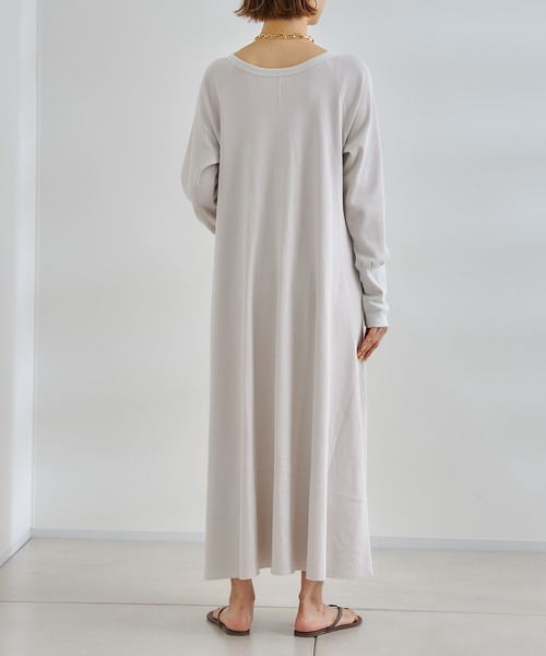 DouDou（ドゥドゥ）の「バックスリット変わり織ワンピース（ワンピース・レディース・ブラック/グレイッシュベージュ・FREE）」の11枚目の写真