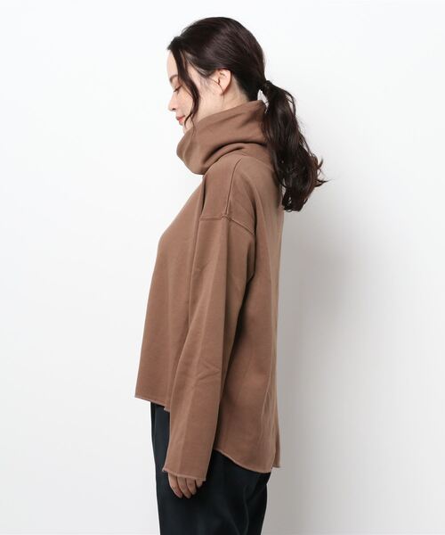 NICOLE white(ニコルホワイト)の「ボリュームネックプルオーバー(Tシャツ/カットソー・レディース・ブラック/チャコールグレー/サックスブルー/モカ・FREE)」の5枚目の写真