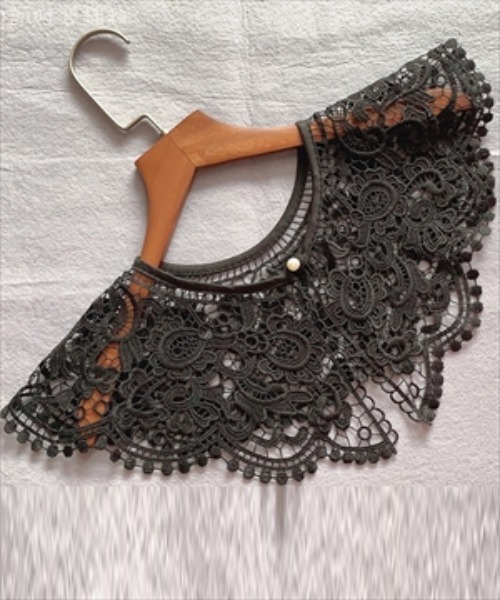 DAY CLOSET(デイ クローゼット)の「レディース クロシェ編みの大きめ付け襟 Eタイプ(付け襟・レディース・ホワイト/ブラック/ホワイト系その他/ブラック系その他・ONE SIZE)」の5枚目の写真