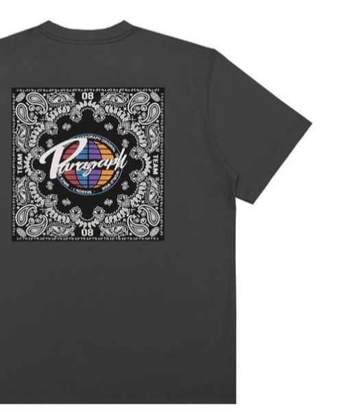 Paragraph（パラグラフ）の「A'GEM/9 × .kom『paragraph/パラグラフ』Bandana design Brand Logo T-shirt/バンダナ柄 スクウェア 半袖Tシャツ（Tシャツ/カットソー・メンズ・ホワイト/チャコールグレー/ライトグレー/ライトブルー/パープル/ネイビー/グリーン・FREE）」の3枚目の写真