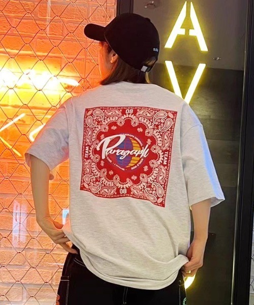 Paragraph（パラグラフ）の「A'GEM/9 × .kom『paragraph/パラグラフ』Bandana design Brand Logo T-shirt/バンダナ柄 スクウェア 半袖Tシャツ（Tシャツ/カットソー・メンズ・ホワイト/チャコールグレー/ライトグレー/ライトブルー/パープル/ネイビー/グリーン・FREE）」の4枚目の写真