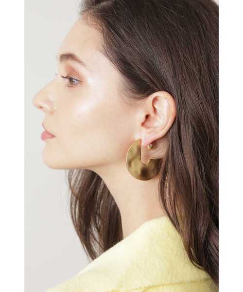 PINKY&DIANNE（ピンキーアンドダイアン）の「ラウンドプレートピアス（ピアス（両耳用）・レディース・ゴールド・ONE SIZE）」の12枚目の写真