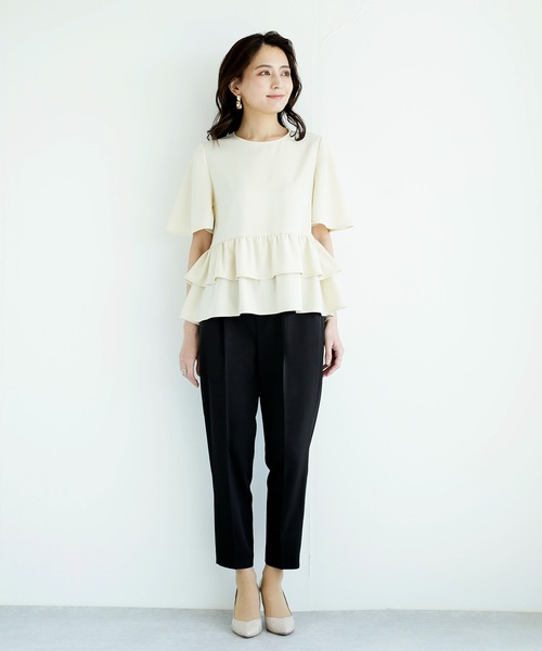 WHITE JOOLA(ホワイトジョーラ)の「【洗濯機で洗える!・WEB限定】フレアー半袖ティアードブラウス&センタープレス入りテーパードパンツ2点セットアップ(スーツセット・レディース・ベージュ/オフホワイト/ブラック・LL/SS/S/M/L)」の4枚目の写真