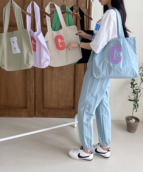 me+em select(ミームセレクト)の「ナイロンジョガーパンツ【トートバッグ付】(その他パンツ・レディース・ブラック/グリーン/カーキ/クリーム/グレー/スカイブルー/パープル・FREE)」の2枚目の写真