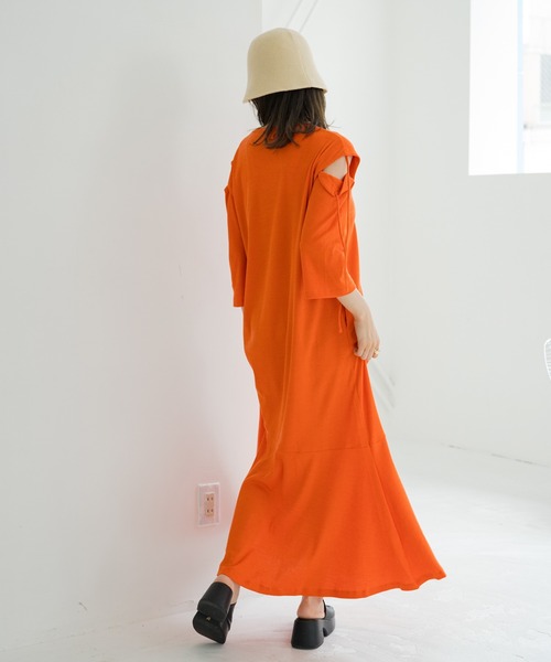 Kastane(カスタネ)の「【サイズ展開あり】袖スリットテレコティアードワンピース(ワンピース・レディース・ブラック/ブルー/オレンジ/グレー系その他・2/1)」の14枚目の写真