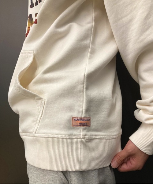 SCOTCH&SODA（スコッチアンドソーダ）の「グラフィック フーディ【167221】（スウェット・メンズ・オフホワイト/グリーン・MEDIUM/LARGE/SMALL）」の8枚目の写真