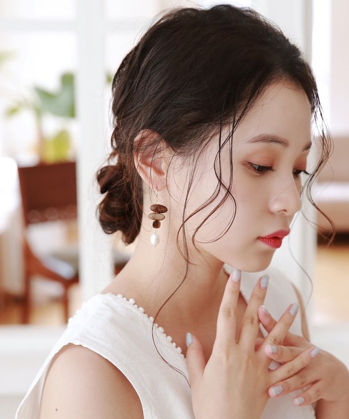 Isn't She?(イズントシー)の「ウッド×パールモチーフピアスorイヤリング(イヤリング・レディース・ブラウン/アイボリー・B/A)」の2枚目の写真