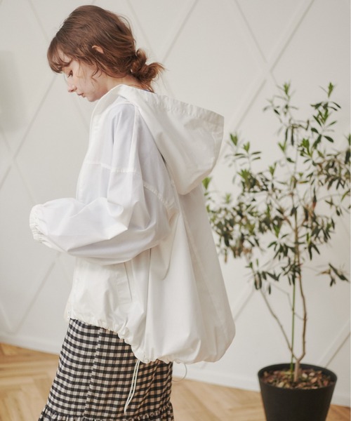 ANGIE（アンジー）の「ミドル丈 ボリュームスリーブ マウンテンパーカー（マウンテンパーカー・レディース・ベージュ/ホワイト/ブラック/カーキ・MEDIUM/LARGE）」の5枚目の写真