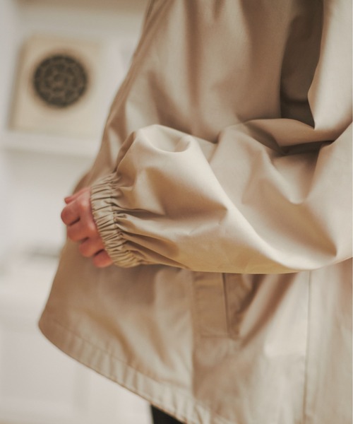 ANGIE（アンジー）の「ミドル丈 ボリュームスリーブ マウンテンパーカー（マウンテンパーカー・レディース・ベージュ/ホワイト/ブラック/カーキ・MEDIUM/LARGE）」の6枚目の写真