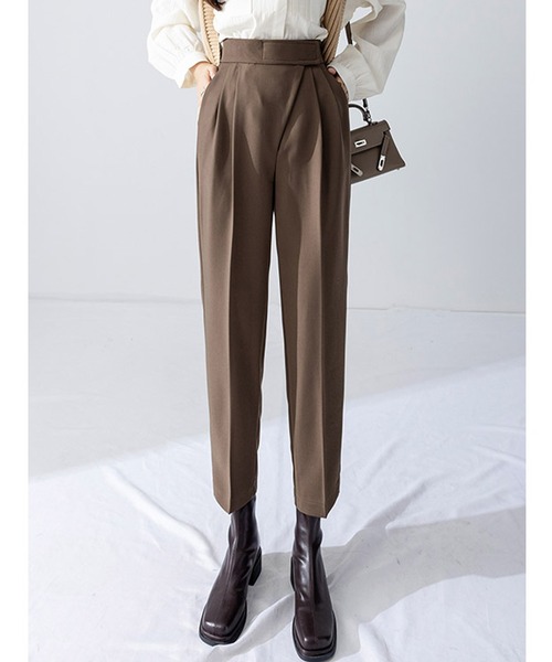 LAFFMO(ラフモ)の「ハイウエストテーパードタックパンツ(スラックス・レディース・グレー/ブラック/ブラウン・MEDIUM/LARGE)」の4枚目の写真