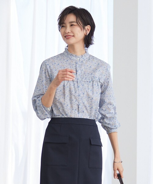 J.PRESS(ジェイプレス)の「【洗える】 LIBERTY Honeydew/Kate&Mil フリルネック ブラウス(シャツ/ブラウス・レディース・ブルー系5/ピンク系5・T13/T15)」の2枚目の写真