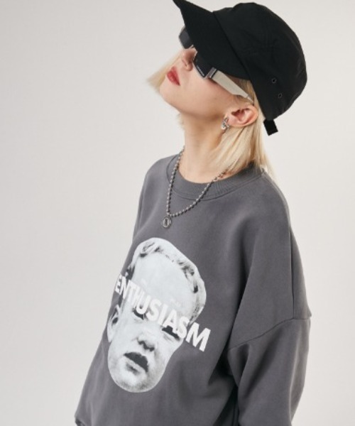 A'GEM9（エージェムナイン）の「A'GEM/9 × .kom『OVDY/オブディワイ』ENTHUSIASM MTM/エンシュージアズム スウェット（Tシャツ/カットソー・メンズ・チャコールグレー/ブラック・L）」の2枚目の写真
