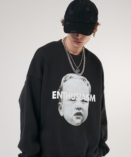 A'GEM9（エージェムナイン）の「A'GEM/9 × .kom『OVDY/オブディワイ』ENTHUSIASM MTM/エンシュージアズム スウェット（Tシャツ/カットソー・メンズ・チャコールグレー/ブラック・L）」の3枚目の写真