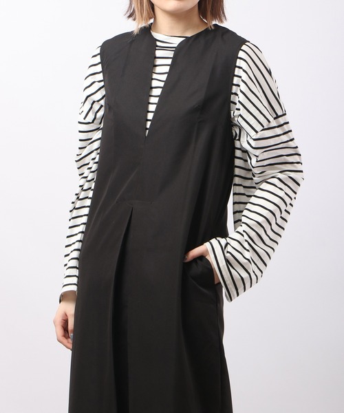&soiree(アンドソワレ)の「&soiree Vネックノースリーブワンピース(ワンピース・レディース・ベージュ/ブラック・F)」の2枚目の写真