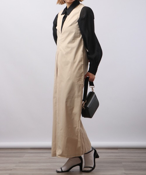 &soiree(アンドソワレ)の「&soiree Vネックノースリーブワンピース(ワンピース・レディース・ベージュ/ブラック・F)」の11枚目の写真