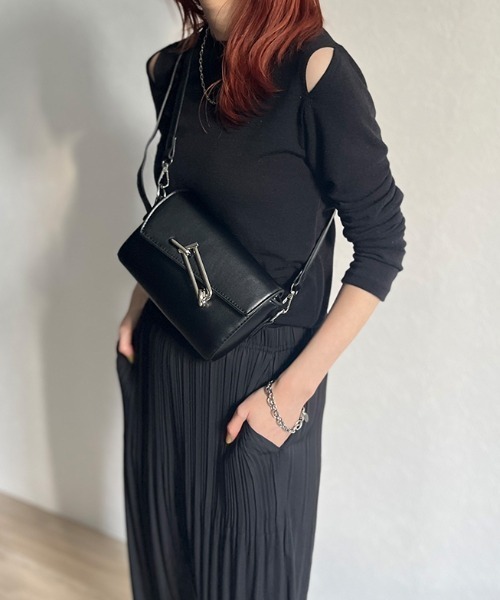 キム・ユジョン着用♡RECTO レクト　バスティア カーブド クロップトップ ISOOK（アイスー）の「Shoulder slit top / ショルダースリット