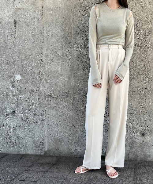 キム・ユジョン着用♡RECTO レクト　バスティア カーブド クロップトップ ISOOK（アイスー）の「Shoulder slit top / ショルダースリット
