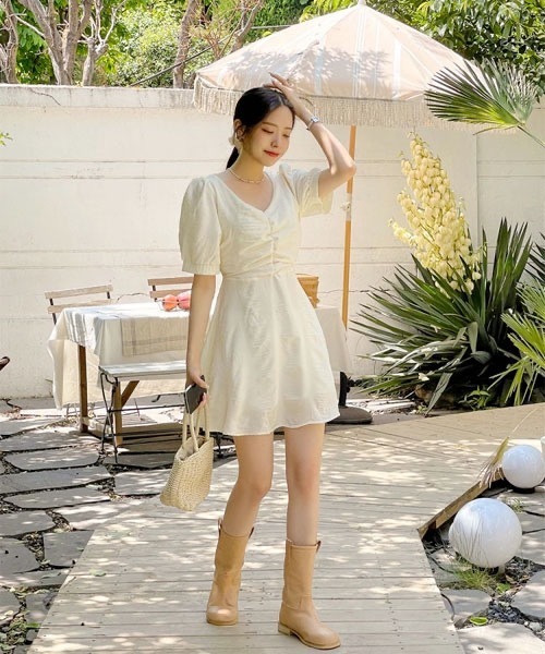 SONA（ソナ）の「SONA バッグスリットフレアミニワンピース（ワンピース・レディース・ベージュ・FREE）」の13枚目の写真