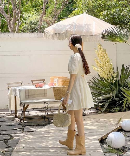 SONA（ソナ）の「SONA バッグスリットフレアミニワンピース（ワンピース・レディース・ベージュ・FREE）」の3枚目の写真