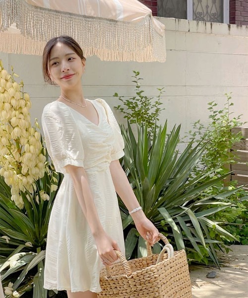 SONA（ソナ）の「SONA バッグスリットフレアミニワンピース（ワンピース・レディース・ベージュ・FREE）」の4枚目の写真