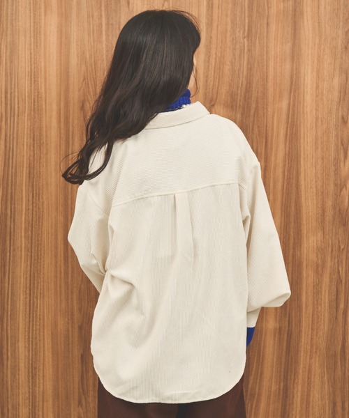 MERLOT（メルロー）の「コーデュロイビッグシャツ（シャツ/ブラウス・レディース・オレンジ/アイボリー・FREE）」の3枚目の写真