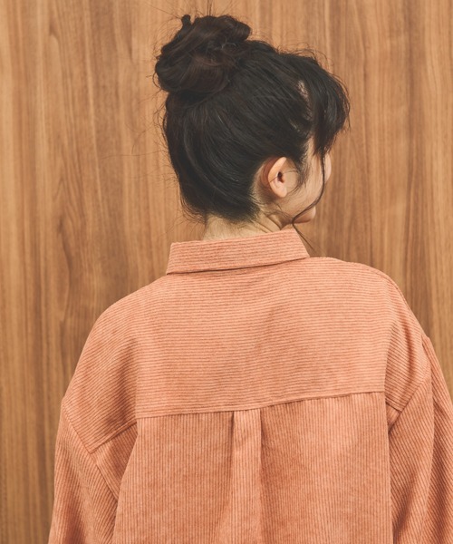 MERLOT（メルロー）の「コーデュロイビッグシャツ（シャツ/ブラウス・レディース・オレンジ/アイボリー・FREE）」の12枚目の写真