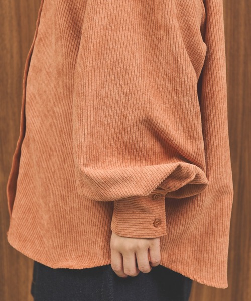 MERLOT（メルロー）の「コーデュロイビッグシャツ（シャツ/ブラウス・レディース・オレンジ/アイボリー・FREE）」の10枚目の写真