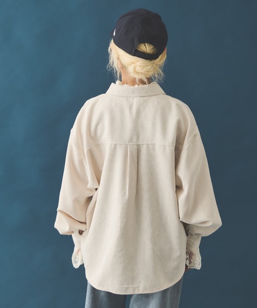 MERLOT（メルロー）の「コーデュロイビッグシャツ（シャツ/ブラウス・レディース・オレンジ/アイボリー・FREE）」の13枚目の写真