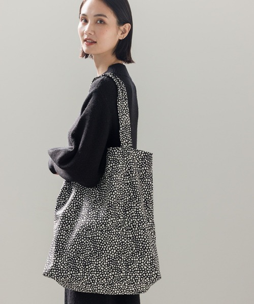 LAKOLE（ラコレ）の「スクエアビックトートバック / 969653（トートバッグ・レディース・その他4/ネイビー/その他6/その他9/ブラック/オフホワイト/グレー/アイボリー/オレンジ/チャコール/ブルー/その他7/イエロー/ベージュ/グリーン/その他8/スモーク/ライトブルー/ホワイト/セージグリーン/ライトグレー/ダークブルー/ライトブラウン・FREE）」の4枚目の写真