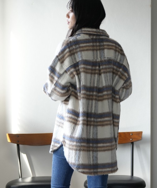 TRIANGLE PALETTE(トライアングルパレット)の「オーバーサイズ シャギーチェックシャツジャケット(ブルゾン・レディース・ブルー/アイボリー/ブラウン・FREE)」の4枚目の写真