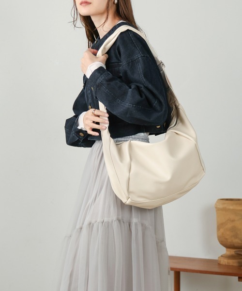 Bab(バブ)の「タッククロワッサンバッグ(ショルダーバッグ・レディース・ブラック/アイボリー/ベージュ・ONESIZE)」の2枚目の写真