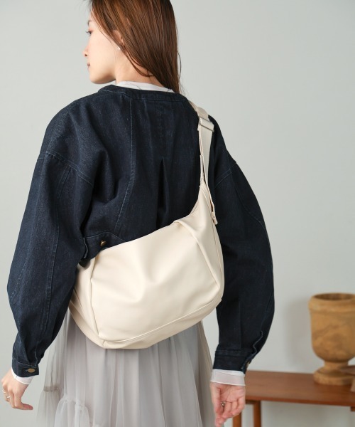 Bab(バブ)の「タッククロワッサンバッグ(ショルダーバッグ・レディース・ブラック/アイボリー/ベージュ・ONESIZE)」の4枚目の写真