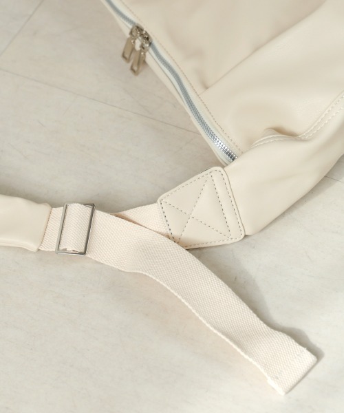 Bab(バブ)の「タッククロワッサンバッグ(ショルダーバッグ・レディース・ブラック/アイボリー/ベージュ・ONESIZE)」の7枚目の写真