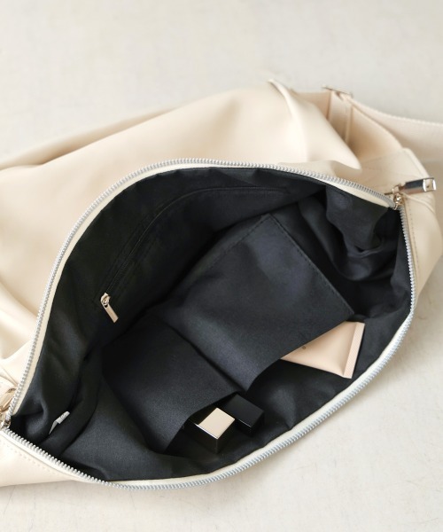 Bab(バブ)の「タッククロワッサンバッグ(ショルダーバッグ・レディース・ブラック/アイボリー/ベージュ・ONESIZE)」の9枚目の写真