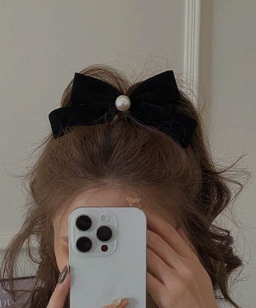 Mayree(メイリー)の「【resonance】ベロア×パール レトロリボン バレッタ【オケージョン】(バレッタ/ヘアクリップ・レディース・ブラック・FREE)」の1枚目の写真
