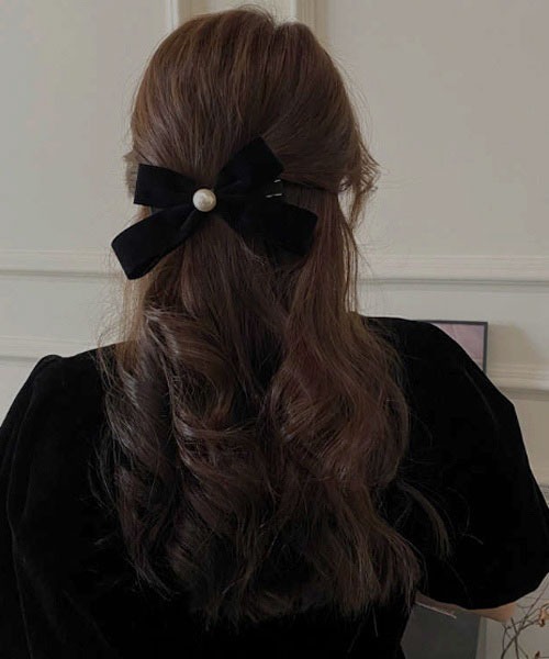 Mayree(メイリー)の「【resonance】ベロア×パール レトロリボン バレッタ【オケージョン】(バレッタ/ヘアクリップ・レディース・ブラック・FREE)」の5枚目の写真