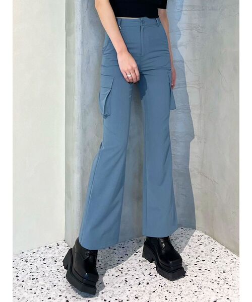 EMODA(エモダ)の「アウトポケットフレアパンツ(カーゴパンツ・レディース・その他/ブルー/ブラック・SMALL/MEDIUM)」の4枚目の写真