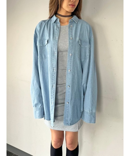 EGOIST（エゴイスト）の「バックロゴライトデニムシャツ（シャツ/ブラウス・レディース・ホワイト/ブルー・FREE）」の5枚目の写真