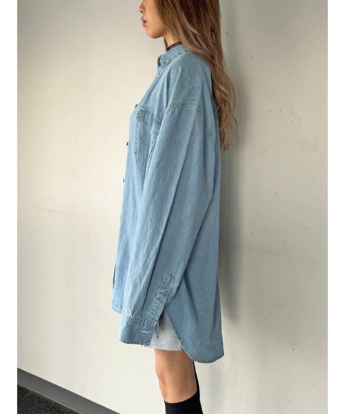 EGOIST（エゴイスト）の「バックロゴライトデニムシャツ（シャツ/ブラウス・レディース・ホワイト/ブルー・FREE）」の6枚目の写真