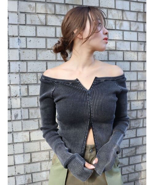 EVRIS(エヴリス)の「ピグメントジップオフショルニットトップス(ニット/セーター・レディース・ネイビー/ベージュ/ブラック/オレンジ・FREE)」の21枚目の写真