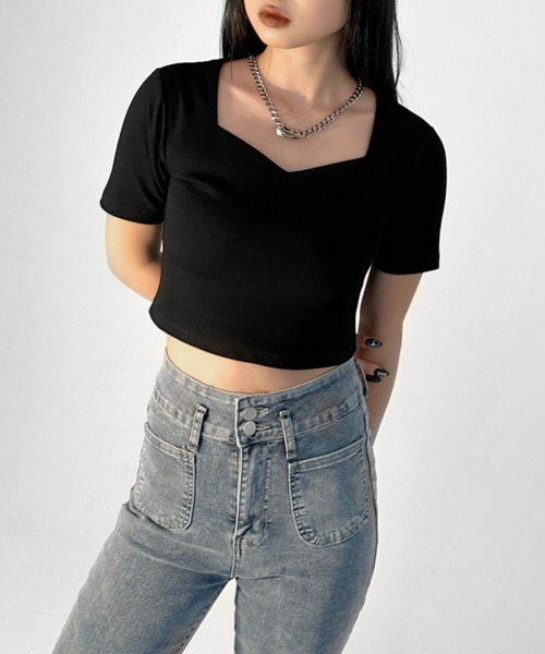 LVEU.(ラブユ.)の「【LVEU.】ハートネック半袖トップス / トップス カットソー ハートネック 半袖 コンパクト ショート クロップド ブラック ブルー(Tシャツ/カットソー・レディース・ブラック/ブルー・FREE)」の2枚目の写真
