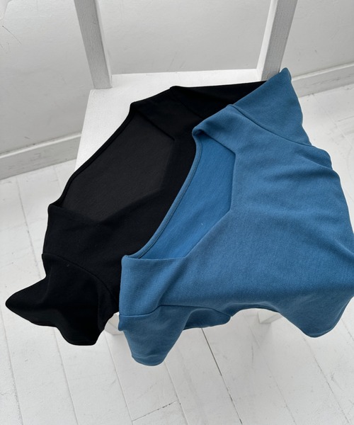 LVEU.(ラブユ.)の「【LVEU.】ハートネック半袖トップス / トップス カットソー ハートネック 半袖 コンパクト ショート クロップド ブラック ブルー(Tシャツ/カットソー・レディース・ブラック/ブルー・FREE)」の3枚目の写真