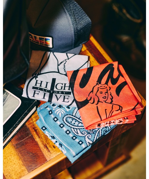 CALEE（キャリー）の「×HIGH FIVE CAL RETRO GIRL BANDANNA（バンダナ/スカーフ・メンズ・ブルー/グレー/サーモンピンク・FREE）」の2枚目の写真
