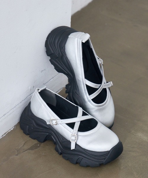 RETRO GIRL(レトロガール)の「クロスベルトスニーカー(スニーカー・レディース・その他1/シルバー/ブラック・LARGE/MEDIUM)」の1枚目の写真