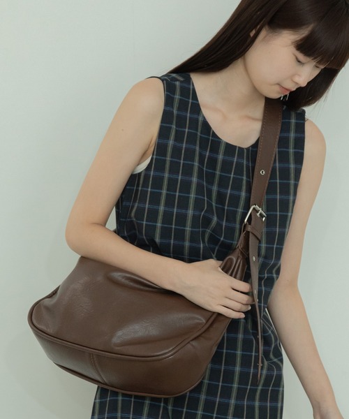 HEILIS（ヘイリス）の「【2WAY/A4サイズ対応】ダブルベルトショルダーバッグ / 大容量 ハンドバッグ ハーフムーンバッグ ペットボトル収納 ベルトバックル ベルトバッグ ワンハンドル ファスナー（ショルダーバッグ・レディース・ブラック/ブラウン・FREE）」の5枚目の写真